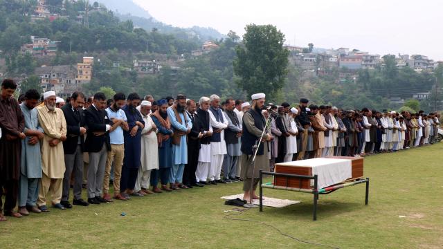 Un grupo de pakistaníes en el funeral en Muzaffarabad, Cachemira, de un muerto por el ataque indio.