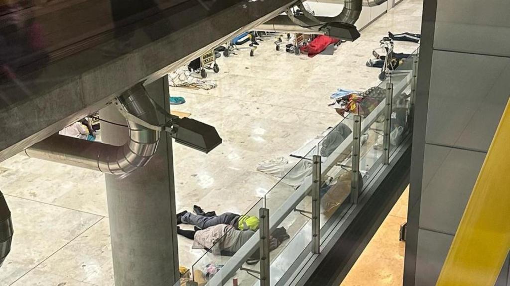 Indigentes durmiendo en la T4 del aeropuerto de Barajas.