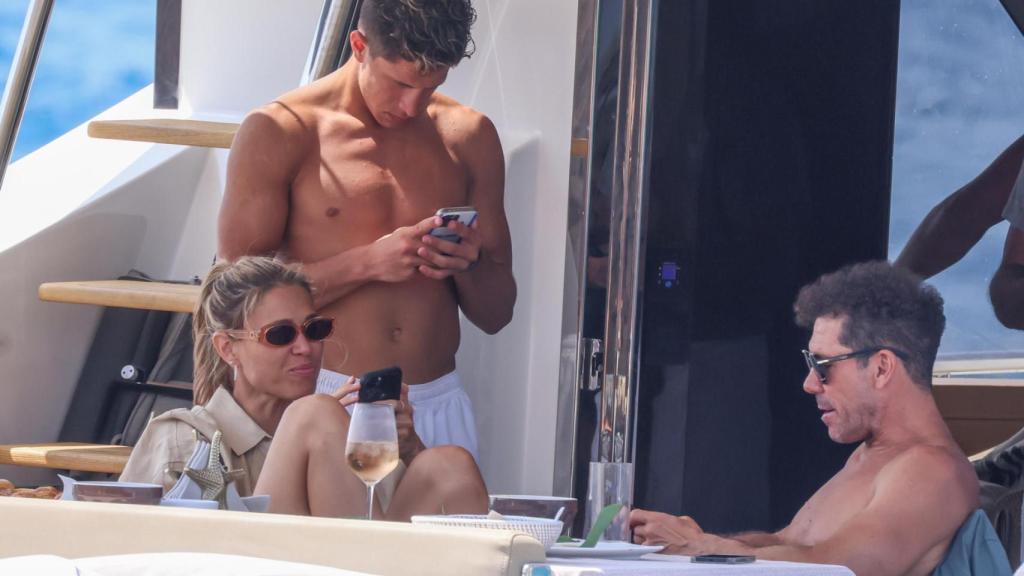 Gianluca Simeone junto a su padre, Diego, y Carla Pereyra en Ibiza en el verano de 2023.