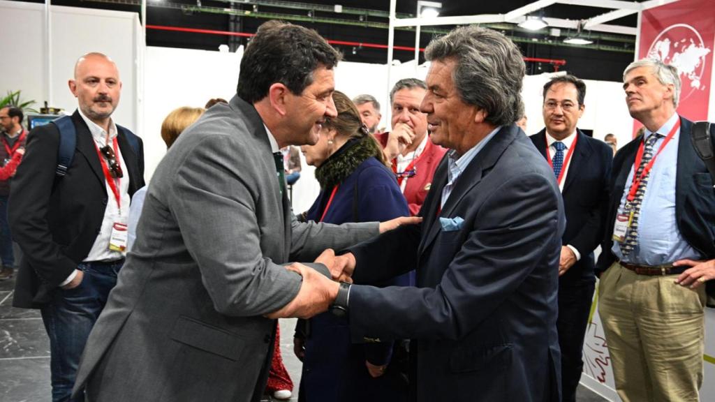 El presidente de la Diputación comprueba en el Centro de Negocio las buenas perspectivas comerciales para el vino español que propicia FENAVIN.