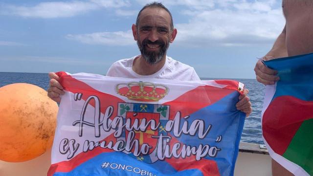 El deportista berciano Miguel Martínez Basurco tras superar a nado, en menos de cinco horas, los 18 kilómetros que separan España de África por el Estrecho de Gibraltar