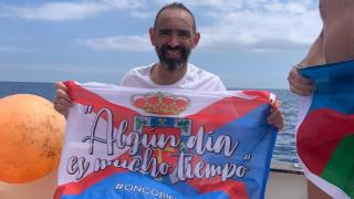 El deportista berciano Miguel Martínez Basurco tras superar a nado, en menos de cinco horas, los 18 kilómetros que separan España de África por el Estrecho de Gibraltar