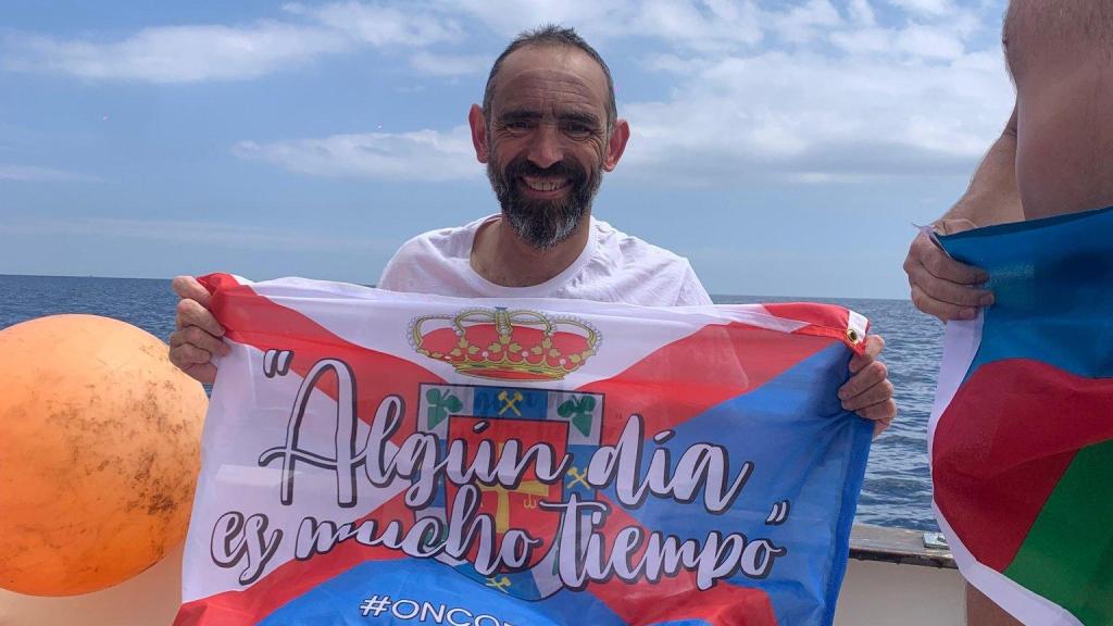 El deportista berciano Miguel Martínez Basurco tras superar a nado, en menos de cinco horas, los 18 kilómetros que separan España de África por el Estrecho de Gibraltar
