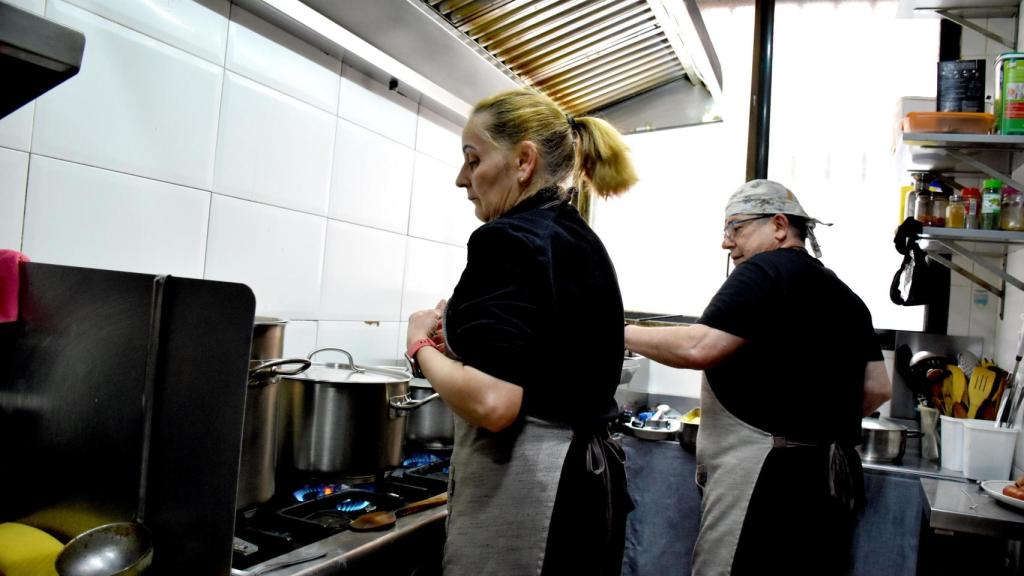 Javier y Leo preparando el cocido en el Mesón el Zorro