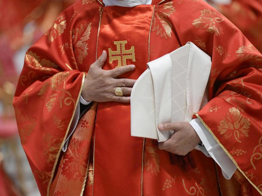 Un cardenal durante la misa Pro Eligendo Pontifice.