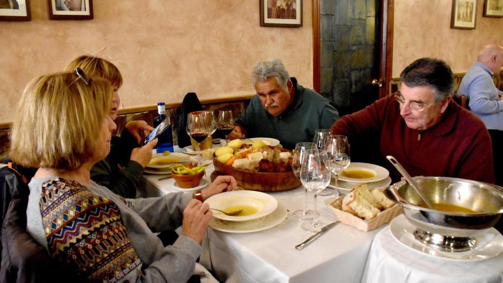 Unos comensales disfrutan del delicioso cocido del Mesón el Zorro