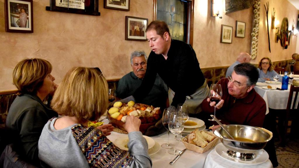 Javier sirve el segundo vuelco de su famoso cocido en el Mesón el Zorro