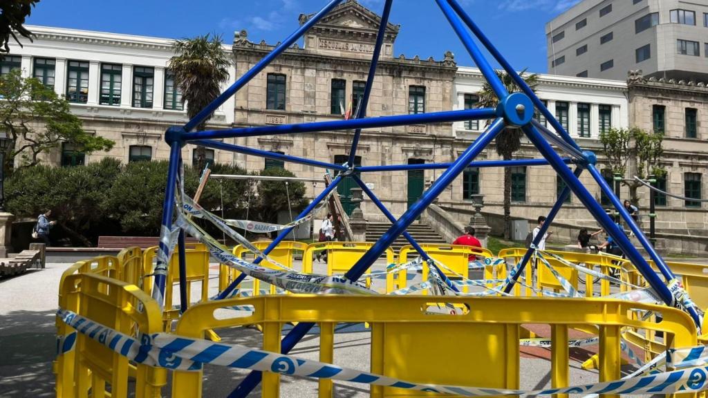 Una atracción de plaza Pontevedra precintada.