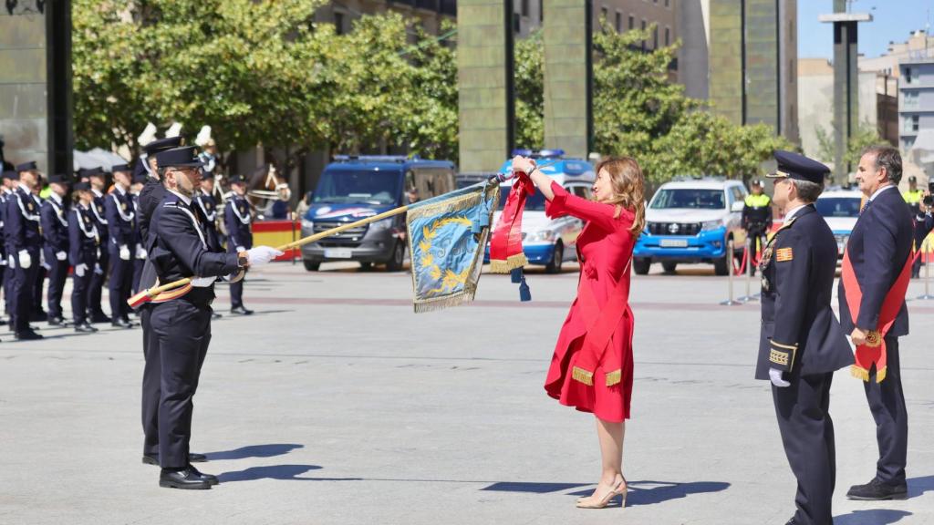La alcaldesa de Zaragoza, Natalia Chueca, hace entrega de la medalla de oro a la Policía Local de Zaragoza
