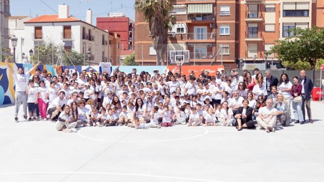 Los alumnos del Colegio Diocesano Santiago Apóstol Cabanyal de Valencia estrenan la nueva pista de baloncesto que acogerá el Campus Social Basketball Kellogg’s.