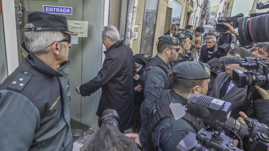 El arzobispo de Burgos y comisario pontificio de los monasterios de Belorado, Orduña y Derio, Mario Iceta, a su llegada al juzgado de Briviesca