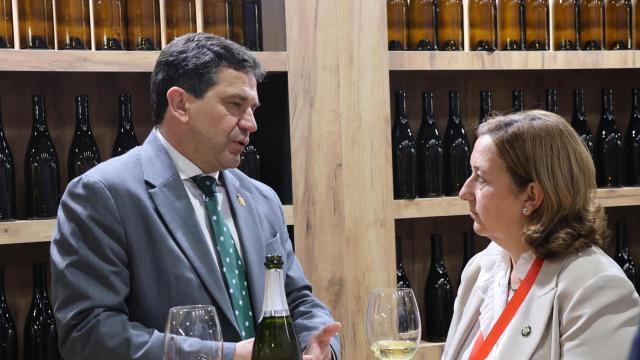 La presidente de la Diputación de Toledo, Concepción Cedillo, junto al presidente de la Diputación de Ciudad Real, Miguel Ángel Valverde Menchero, en FENAVIN.