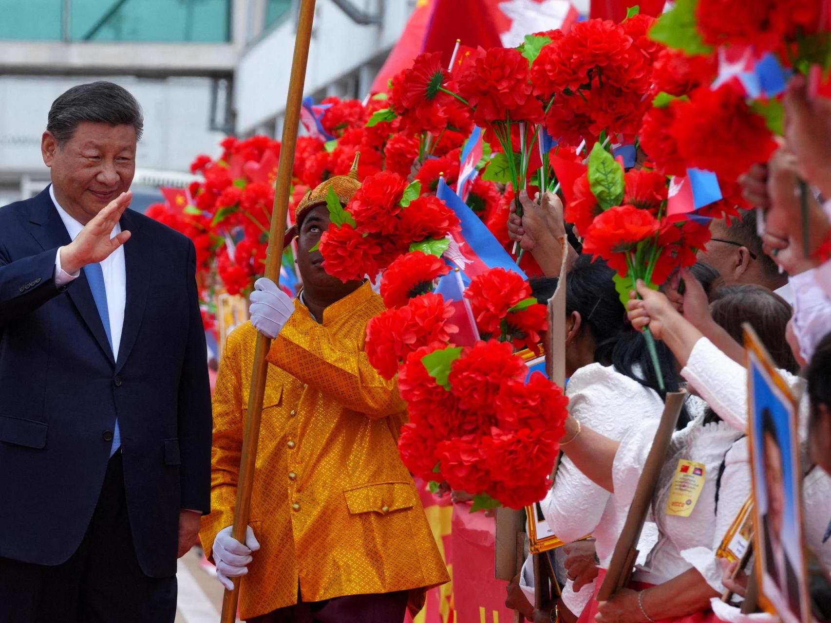 El presidente chino Xi Jinping saluda mientras camina en el aeropuerto internacional de Phnom Penh durante su visita de dos días a Camboya, en Phnom Penh, Camboya 17 de abril 2025.