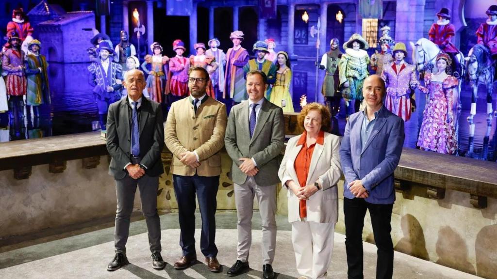 Las autoridades han posado en Puy Du Fou tras la firma del convenio de adhesión a la candidatura.