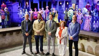 Las autoridades han posado en Puy Du Fou tras la firma del convenio de adhesión a la candidatura.