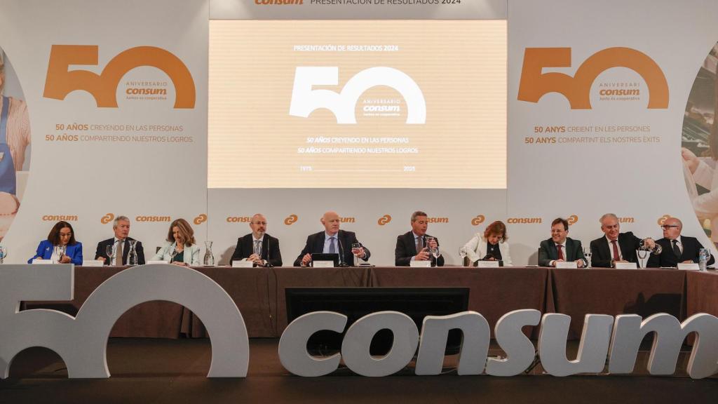 El director general de Consum, Antonio Rodríguez, y miembros del consejo de dirección durante la presentación de los resultados de la cooperativa correspondientes al ejercicio de 2024. Efe / Manuel Bruque