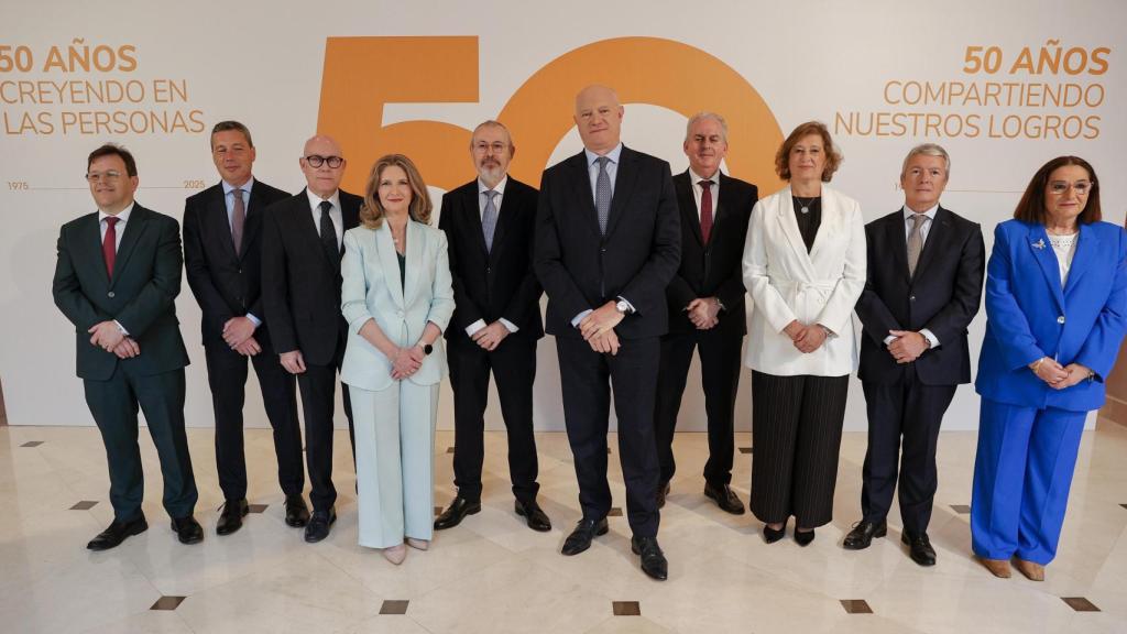 El director general de Consum, Antonio Rodríguez, y miembros del consejo de dirección durante la presentación de los resultados de la cooperativa correspondientes al ejercicio de 2024. Efe / Manuel Bruque