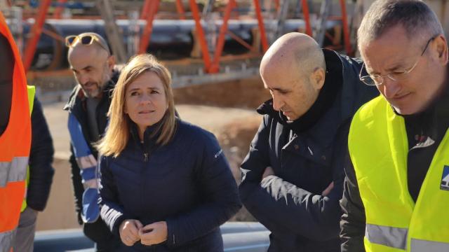 La delegada del Gobierno, Pilar Bernabé, junto a Miguel Polo, presidente de la CHJ. EE