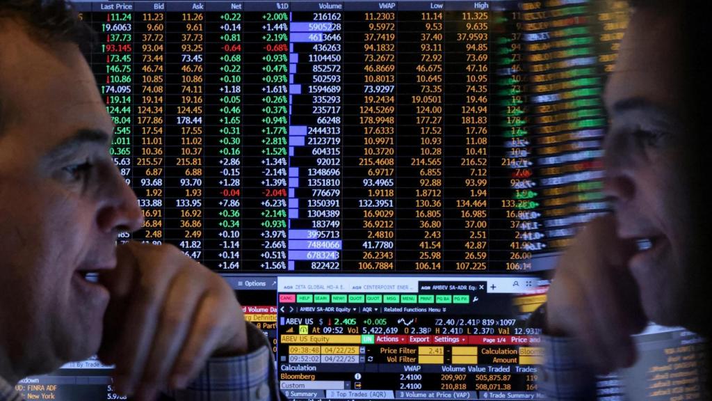 Un analista trabaja en el parqué de la Bolsa de Nueva York.