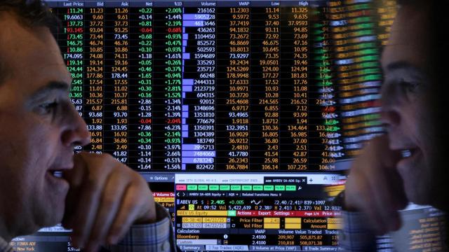 Un analista trabaja en el parqué de la Bolsa de Nueva York.