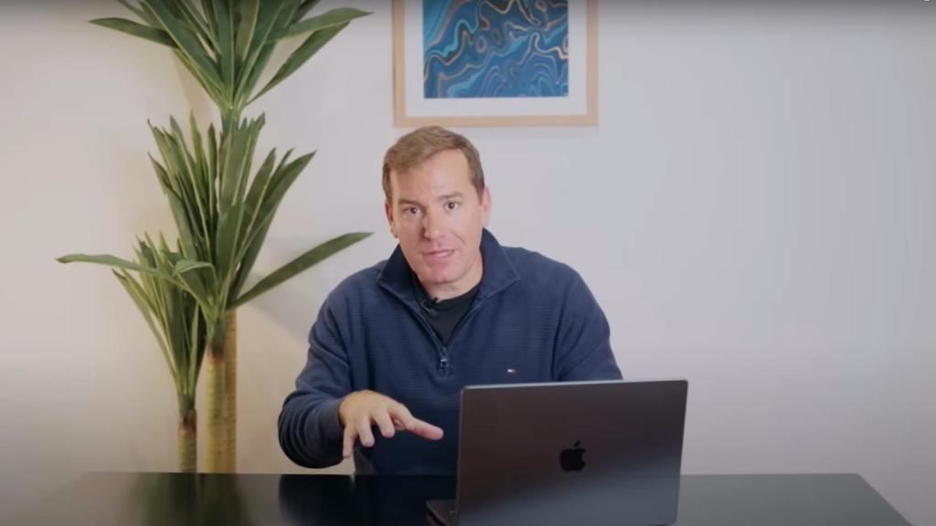 El inversor inmobiliario Pau Antó durante uno de sus vídeos.