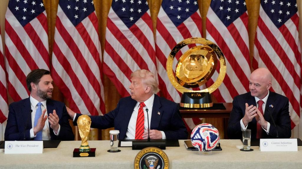 Donald Trump celebra una reunión del Grupo de Trabajo de la FIFA junto a JD Vance y Gianni Infantino