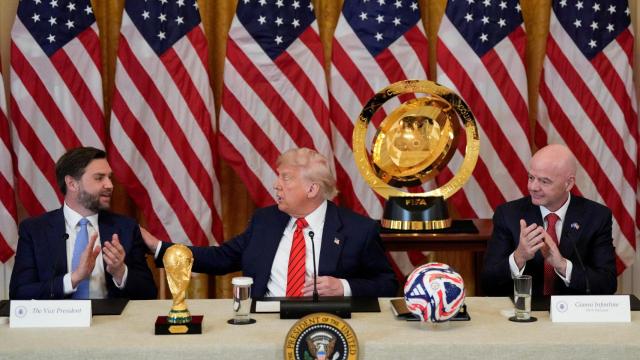 Donald Trump celebra una reunión del Grupo de Trabajo de la FIFA junto a JD Vance y Gianni Infantino