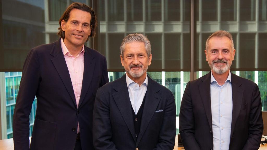 Lutz Schüler, consejero delegado de VMO2; Michael Fries, consejero delegado de Liberty Global, y Marc Murtra, presidente de Telefónica, en un reunión el pasado mes de enero.