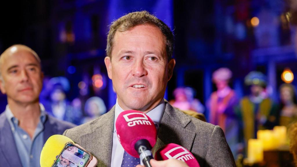 Carlos Velázquez, alcalde de Toledo, este miércoles ante la prensa en Puy du Fou.