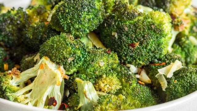 Un plato de brócoli.