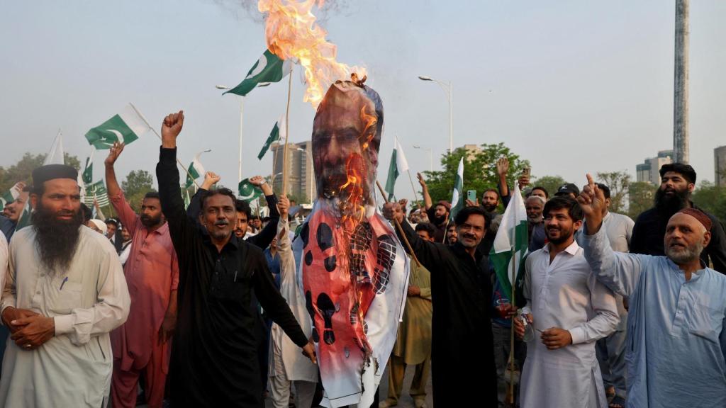 Los partidarios de la Liga Musulmana Markazi de Pakistán (PMML) queman una efigie que representa al primer ministro de la India, Narendra Modi, durante una manifestación en Islamabad, Pakistán, el 7 de mayo de 2025.