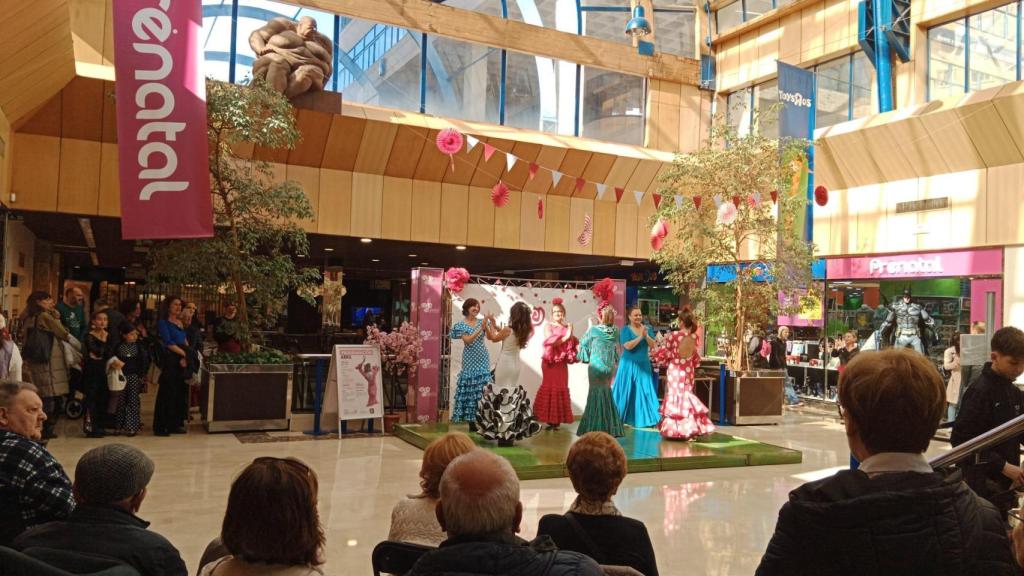 La Feria Flamenca convierte el Centro Comercial Camelias en un punto de encuentro cultural con arte y tradición andaluza