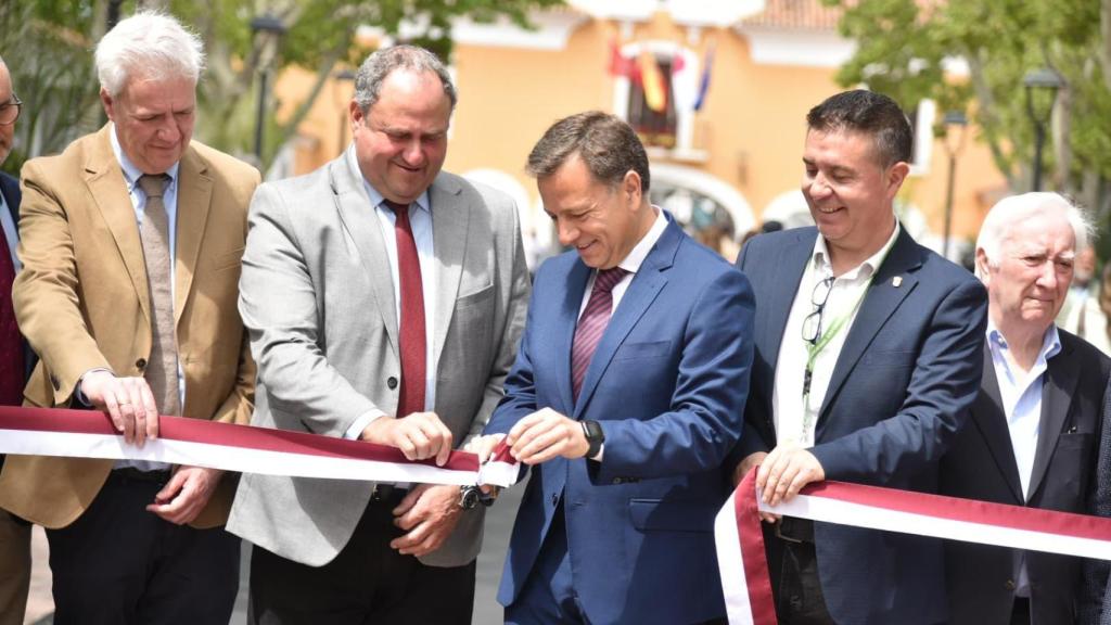 Corte de cinta en la inauguración de Expovicaman.