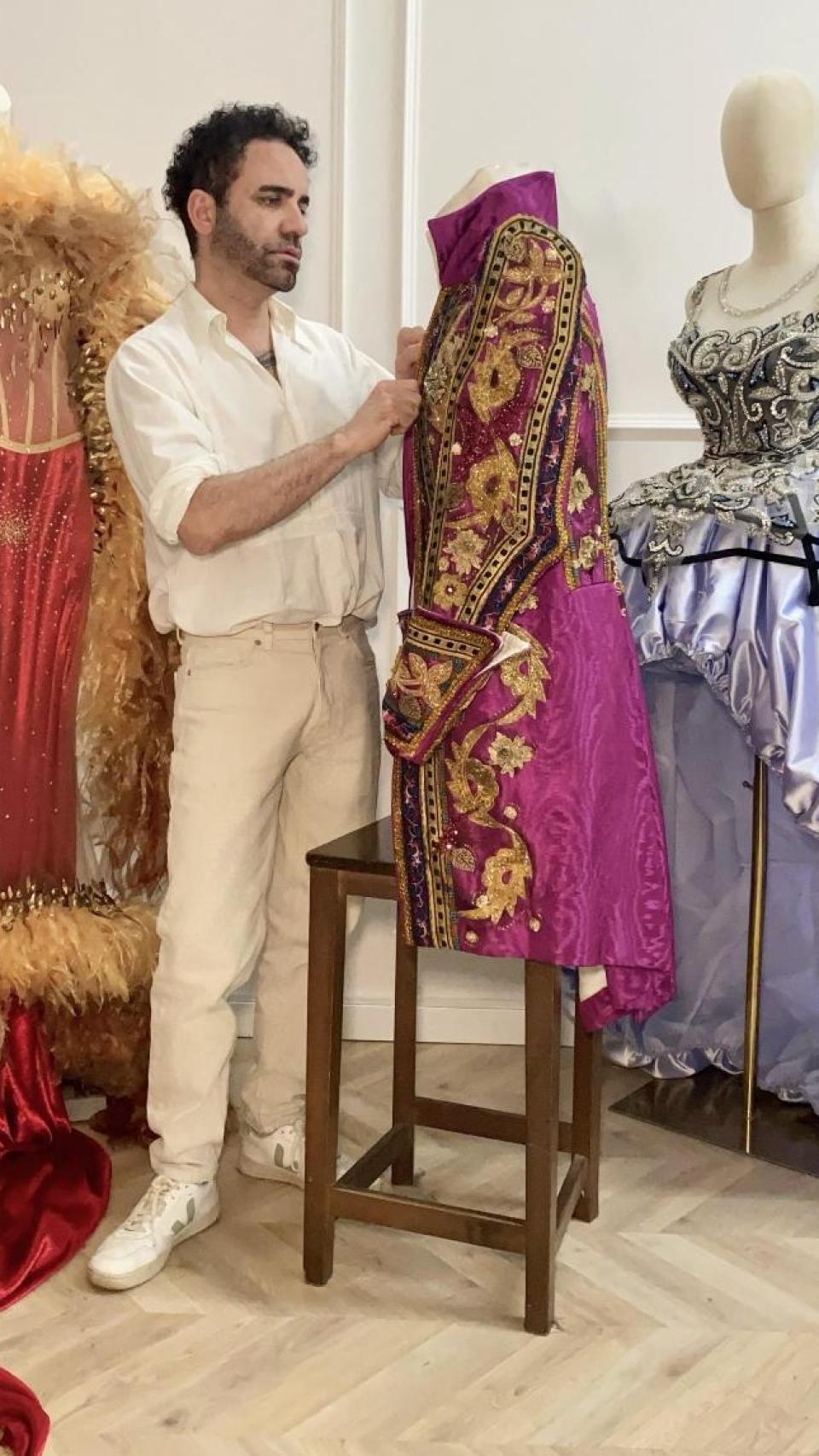 Gustavo Adolfo Tarí en su taller.