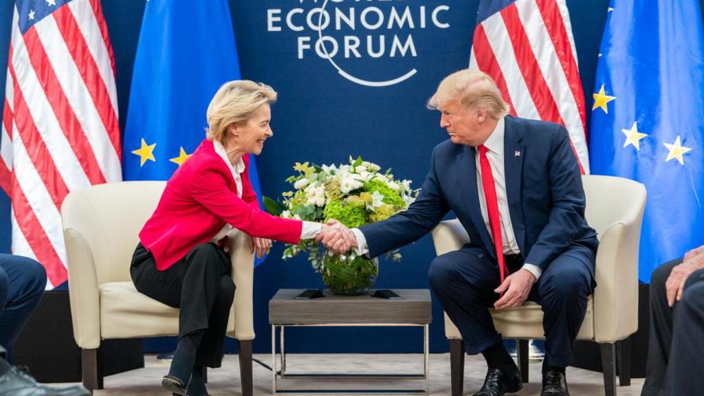 El presidente estadounidense Donald Trump con la presidenta de la Comisión Europea, Ursula von der Leyen