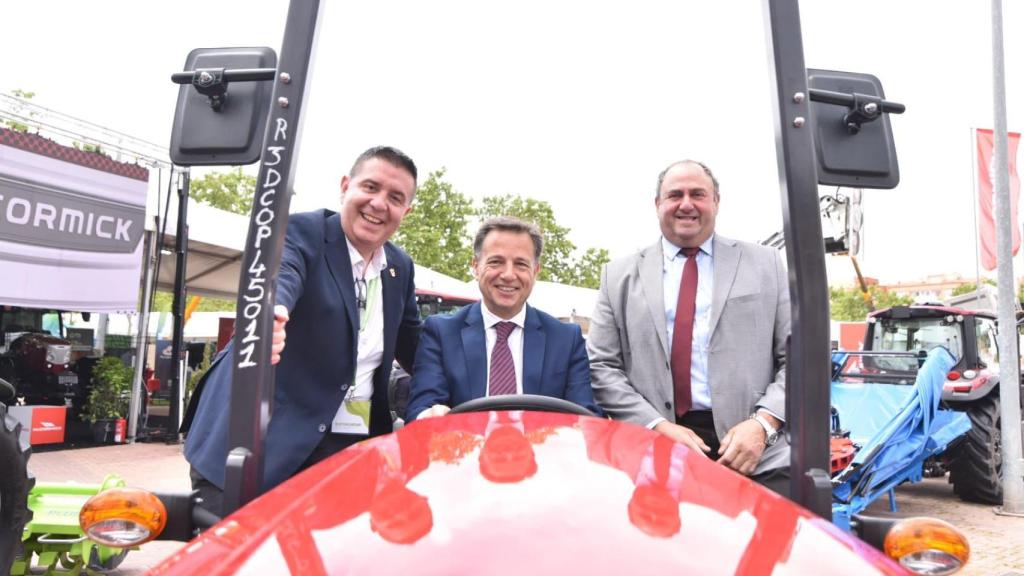 Santiago Cabañero, Manuel Serrano y Julián Martínez Lizán durante la inauguración.