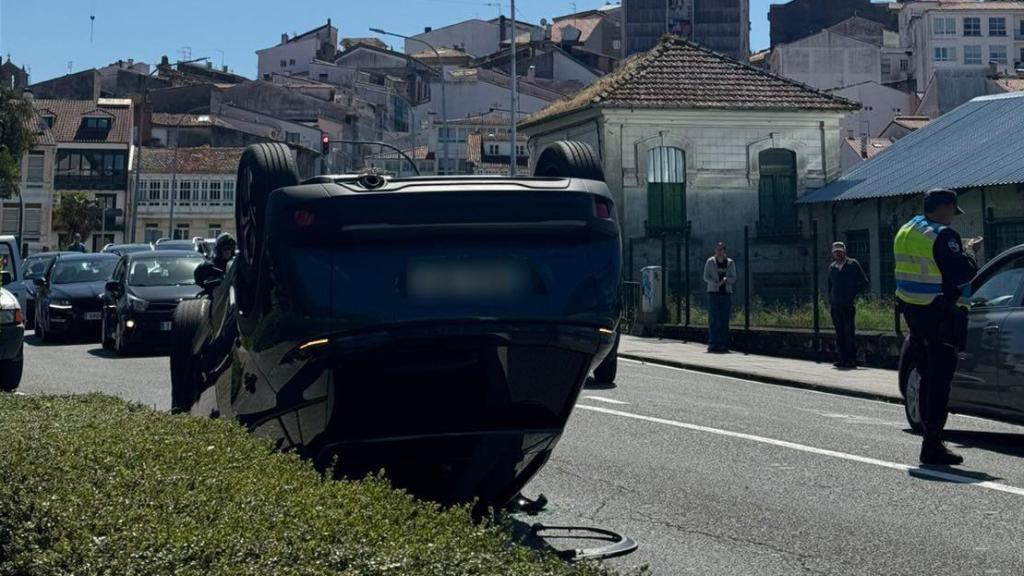 Imagen del coche volcado en Betanzos.