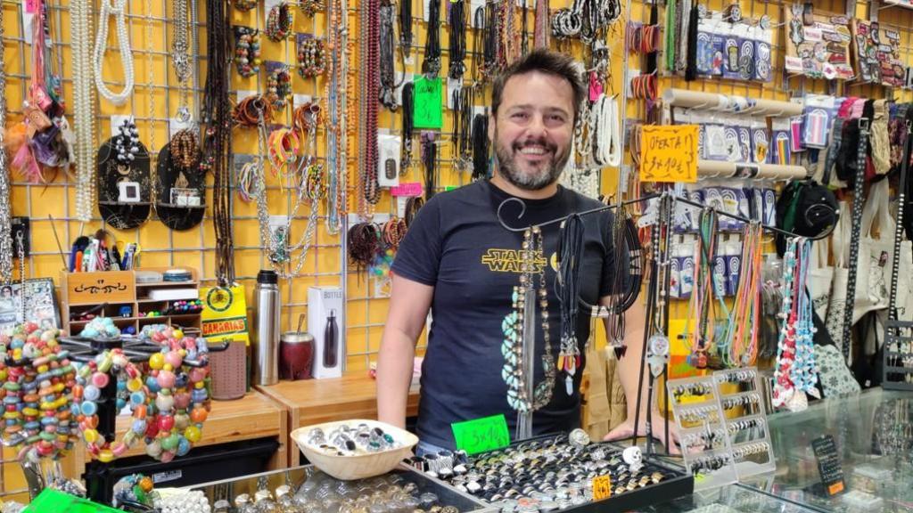 Rubén Botana, entre collares, pulseras y piezas de 'piercing' en su tienda, Platabaluú.