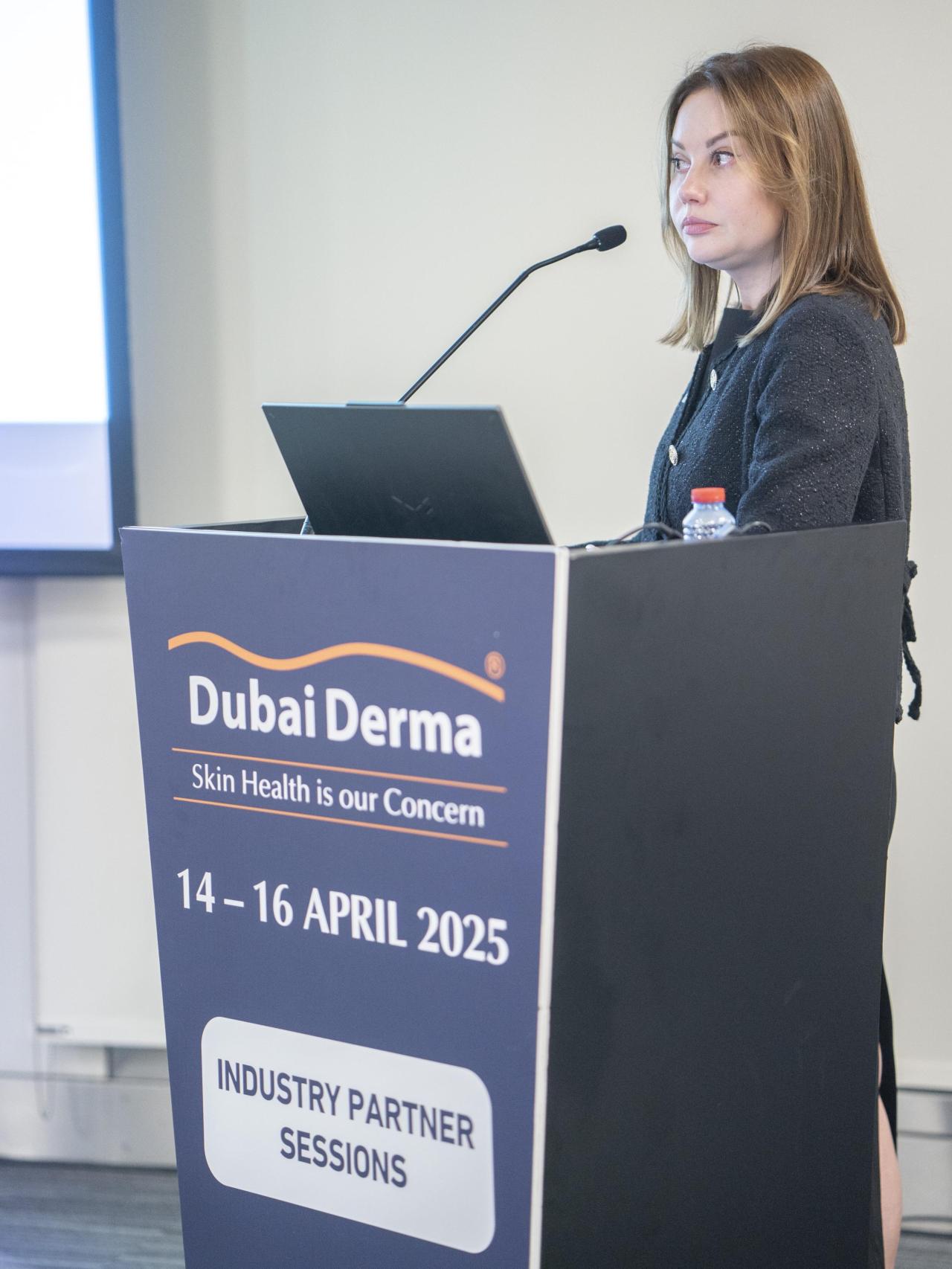 Anastasiia Lapshyna durante su intervención en Dubai Derma.