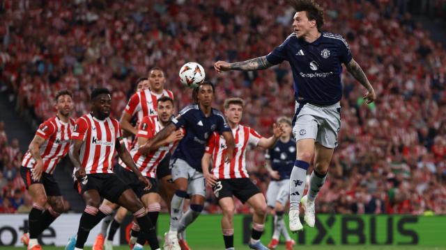 Lindelof, jugador del Manchester United, durante una acción a balón parado contra el Athletic.