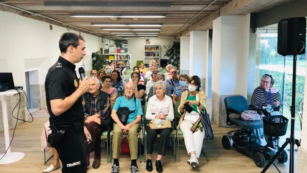 Vigo combate la soledad de los mayores con talleres gratuitos en el centro comercial Vialia