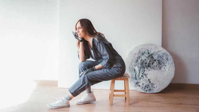 Marcela Once, la artista argentina que crea obras con materiales reciclados.