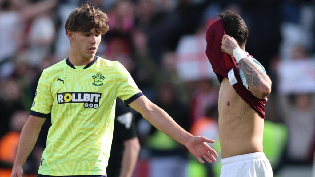 Lucas Paquetá se tapa la cara durante un partido contra el Southampton.