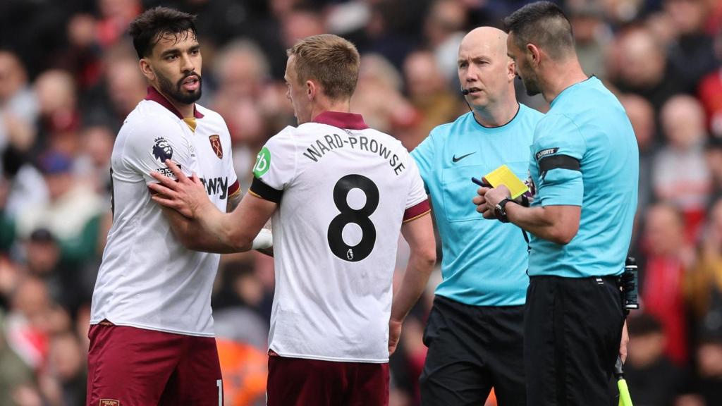 Lucas Paquetá recibe una cartulina amarilla.