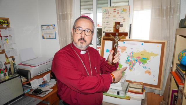 El obispo Manuel Acuña da clases en línea de exorcismo a alumnos de 15 países.