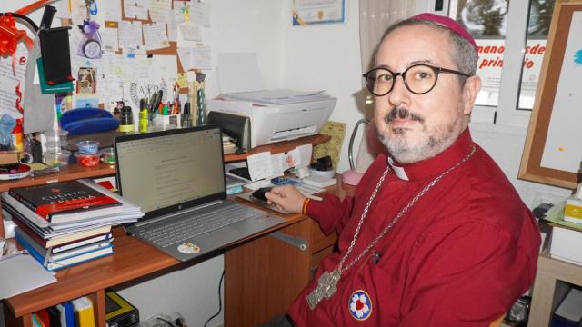 El obispo Manuel Acuña da clases en línea de exorcismo a alumnos de 15 países.