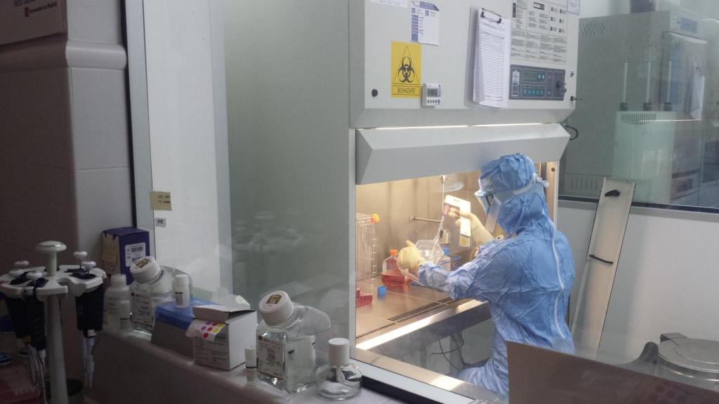 Una trabajadora del Hospital Niño Jesús durante parte del ensayo.