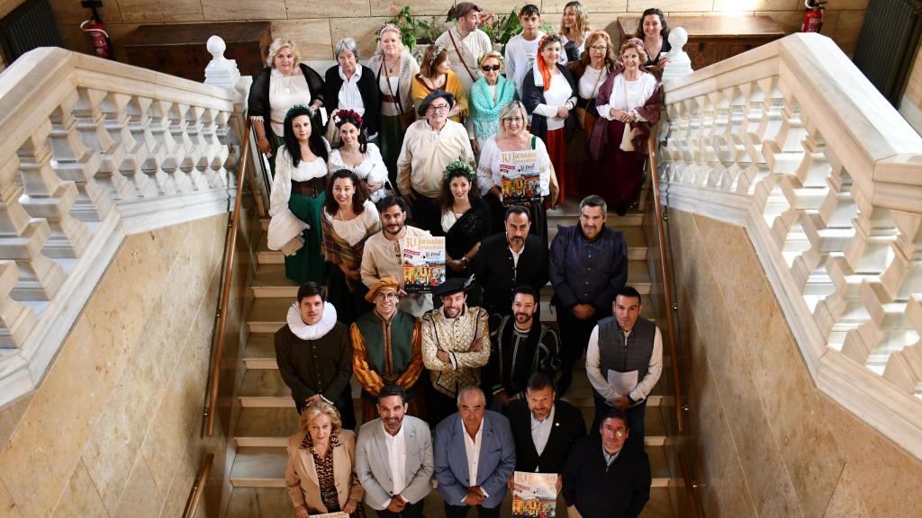Foto de familia en las escaleras de la Diputación de Toledo.