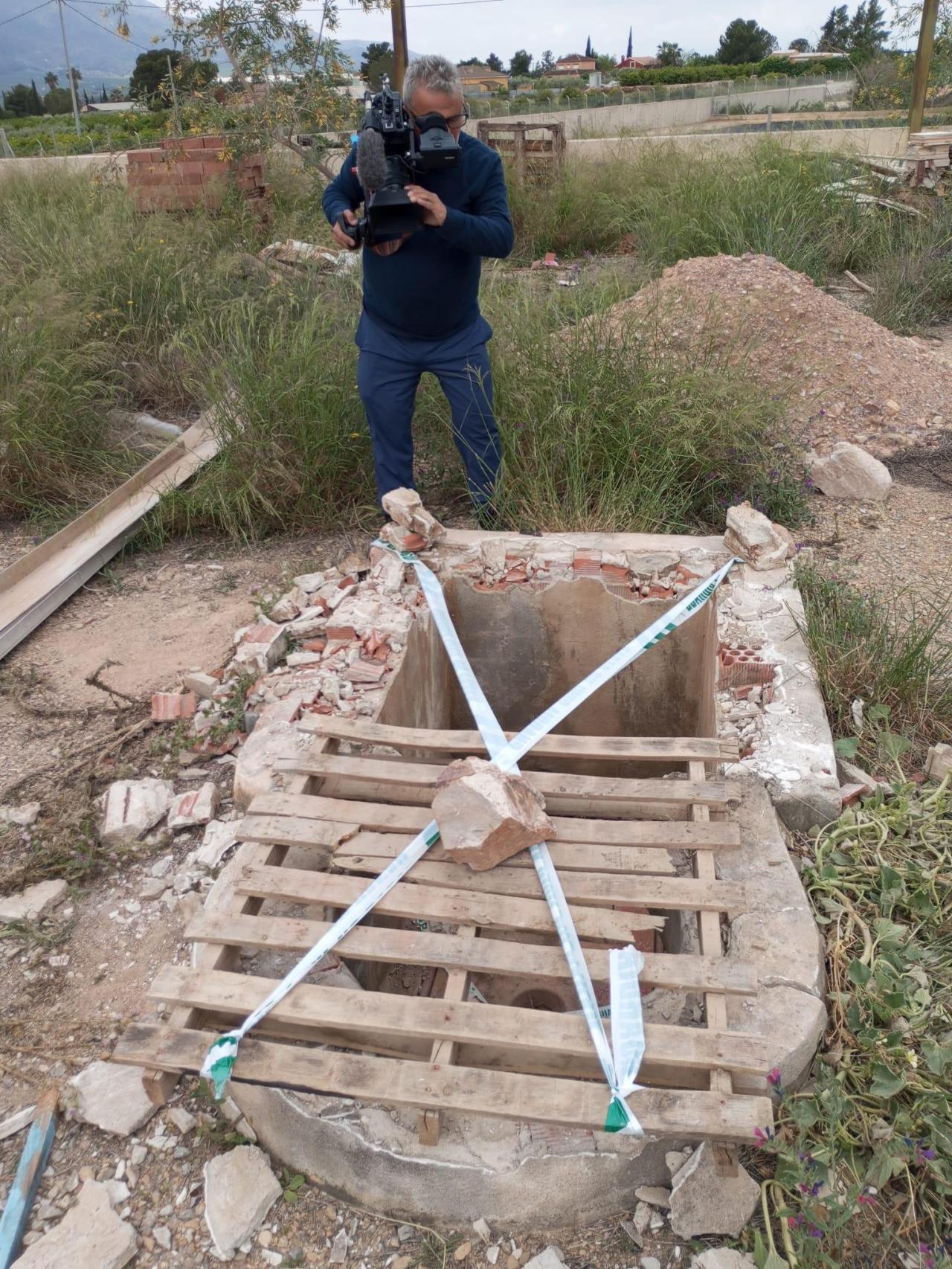 Un cámara del programa Mañaneros 360 de TVE, este miércoles, grabando uno de los pozos ciegos y puntos de alcantarillado de Porkytrans.