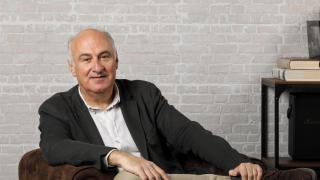 Fernando Benzo, escritor: La política española daría para novelas de todo tipo, desde algo cómico hasta algo más siniestro